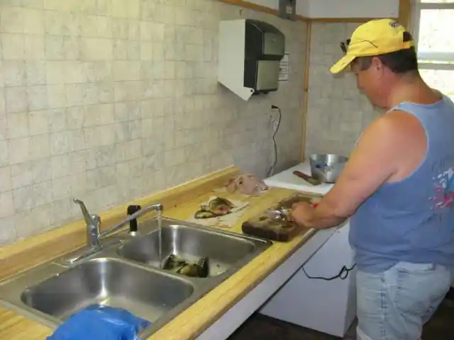 fish-cleaning